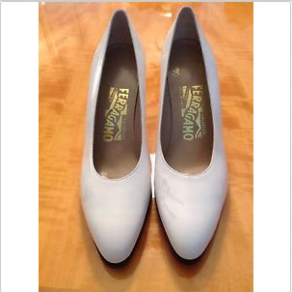 SALVATORE FERRAGAMO white leatherblack heelsSZ 6.5